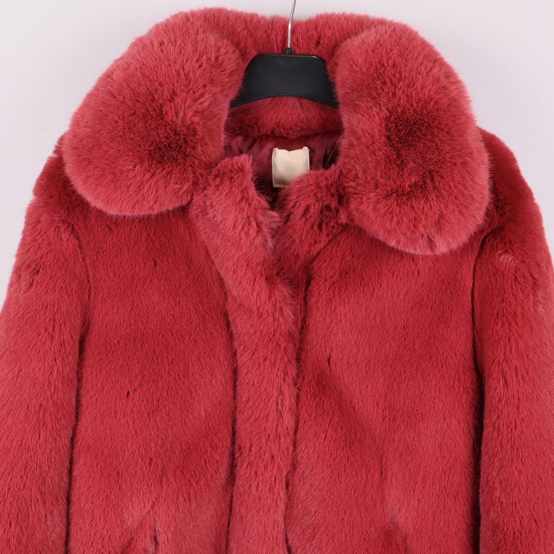 Närbild på kragen och övre delen av jackan