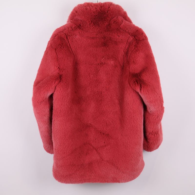 Röd fuskpälsjacka sedd bakifrån