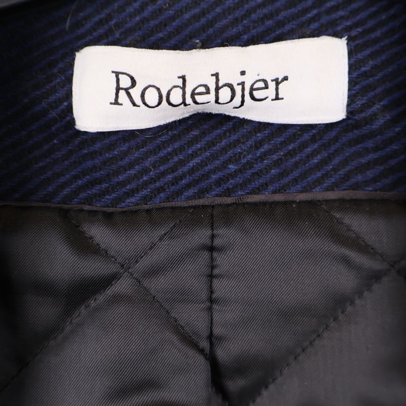 Närbild på Rodebjer-etikett i kappans hals