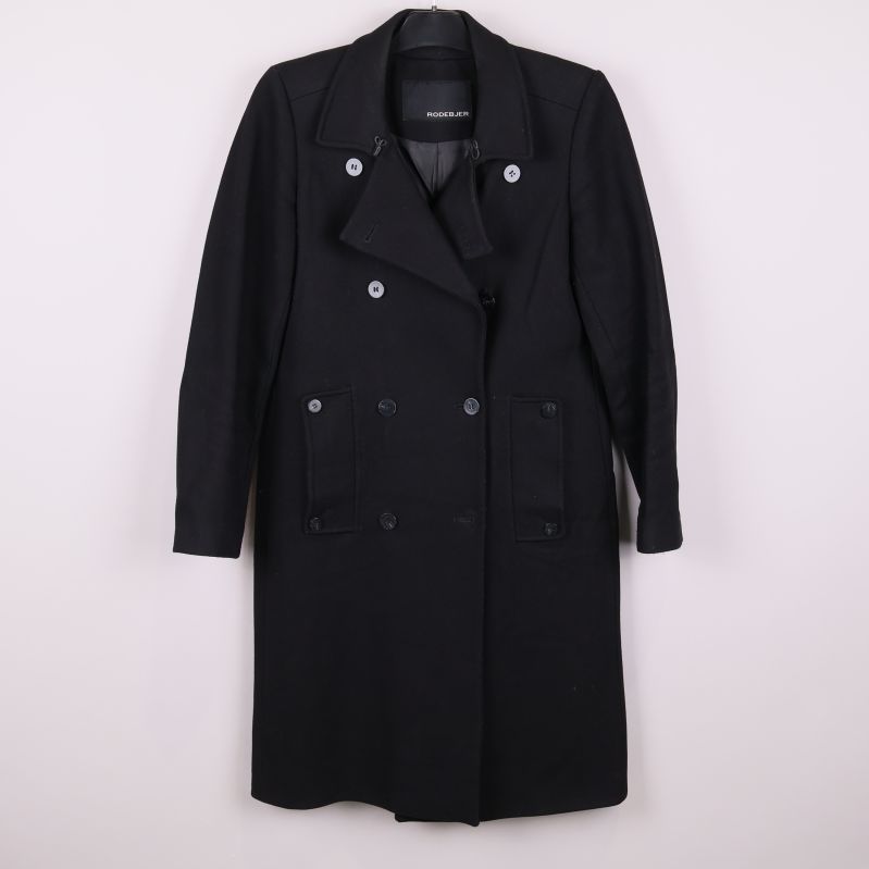 Svart dubbelknäppt rock med krage, framsidan visas