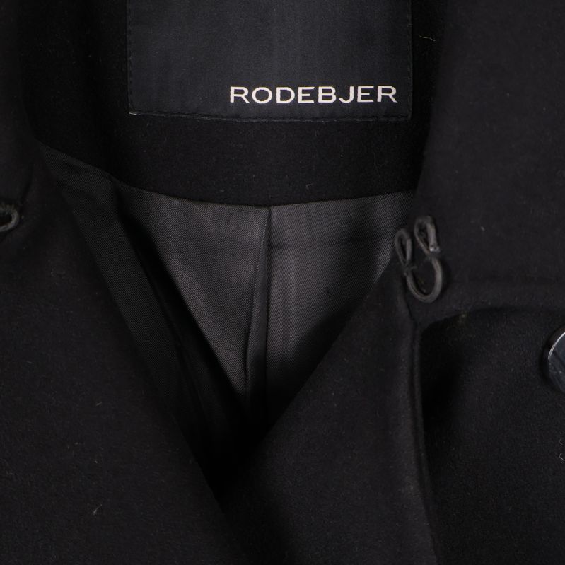 Nära bild på Rodebjer-logotyp i nacken av rocken