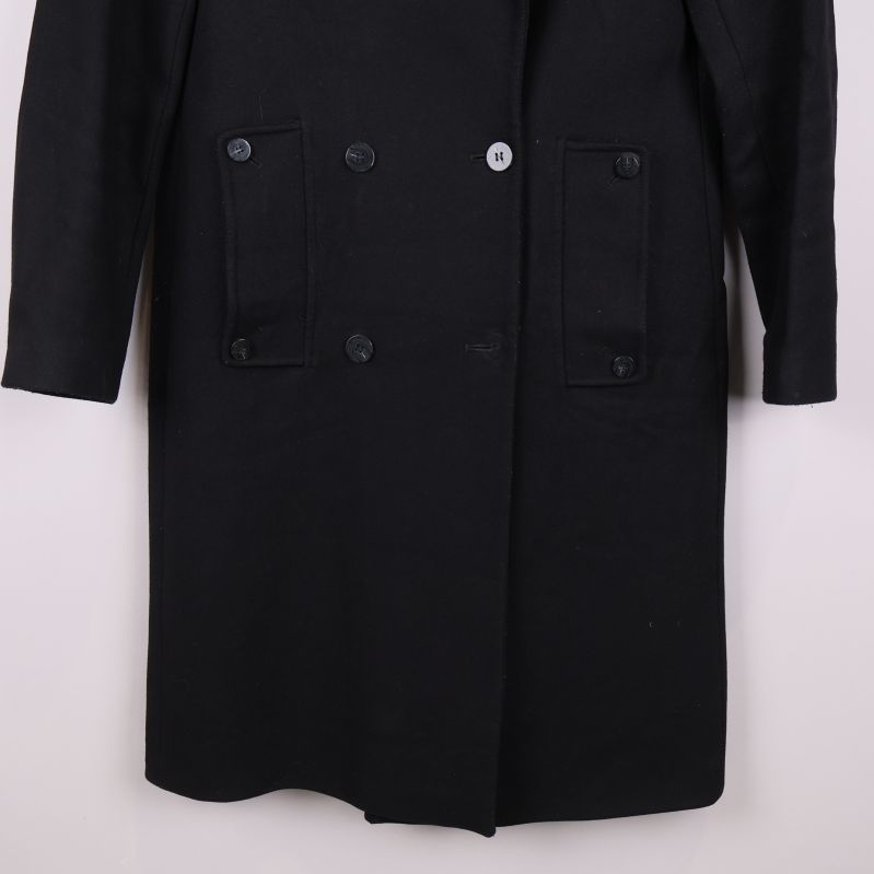 Närbild på två framfickor och dubbelknäppning på rocken