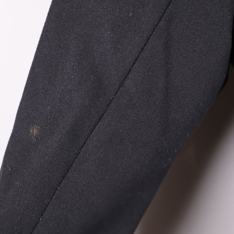 Närbild på rockens ärm med mindre fläck