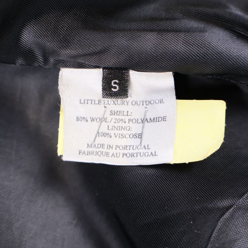 Materialetikett visar 80% ull, 20% polyamid, foder 100% viskos