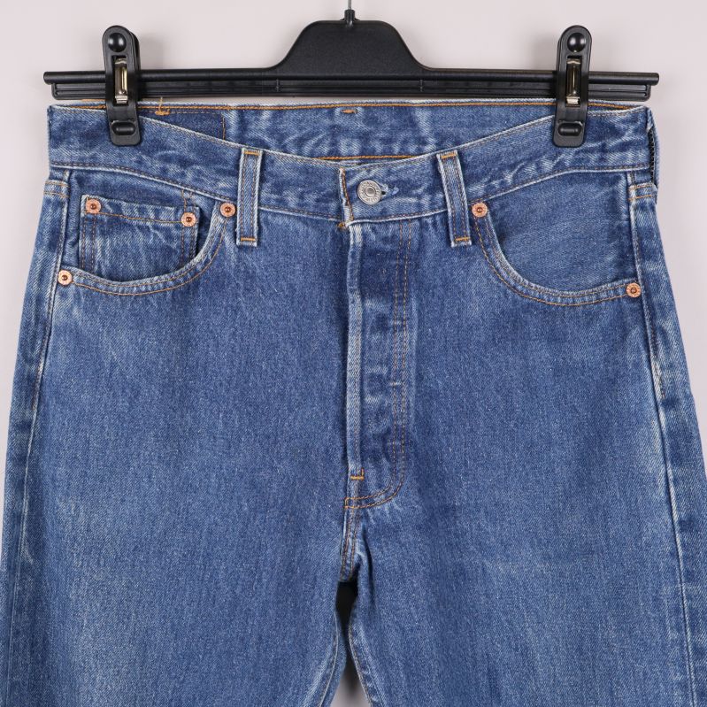 Levi’s jeans detaljbild på midja och fickor