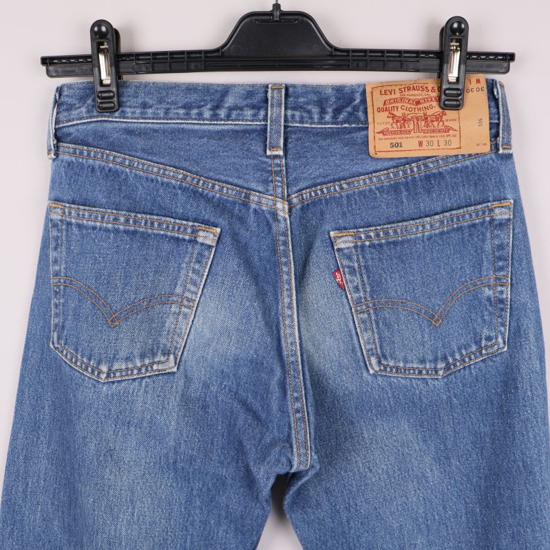 Detaljbild av bakfickor och skinnpatch Levi’s 501