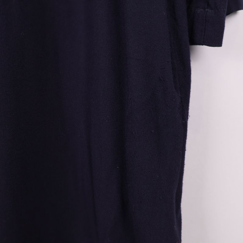 Närbild på tyg och struktur i mörkblått material