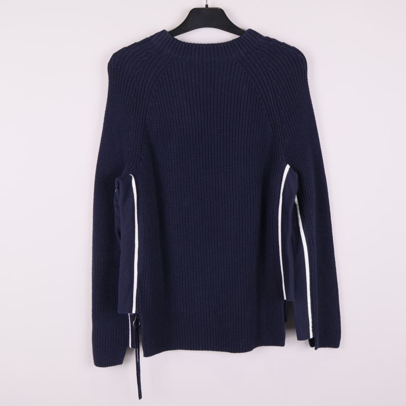 Tröjans baksida med dragkedjor och vita ränder