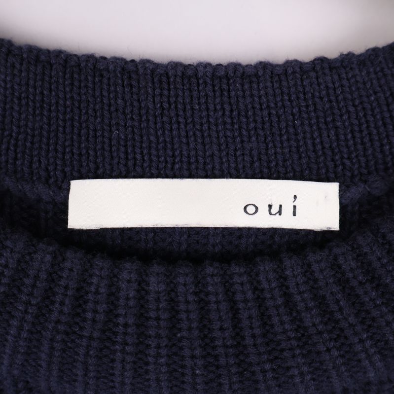 Namn-etikett med märket oui i nacken