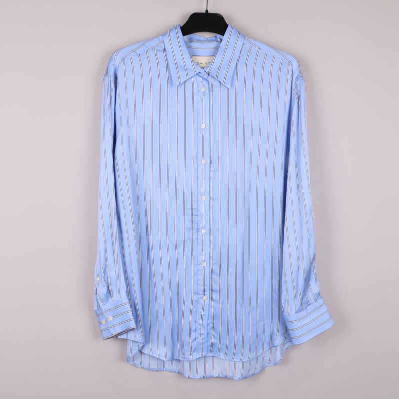 Ljusblå skjorta med vertikala ränder