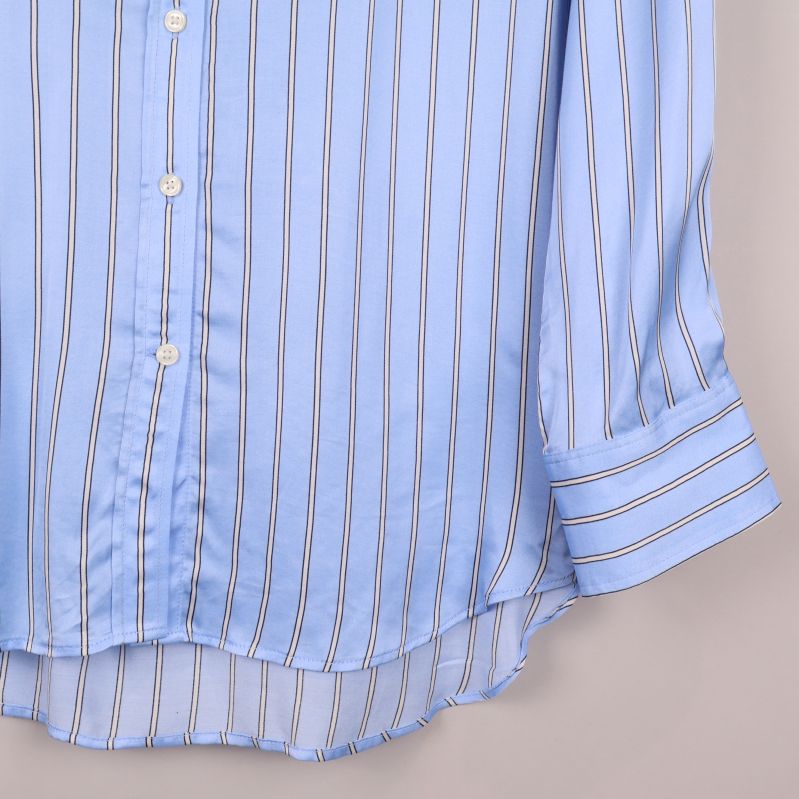 Nederkant av skjortan med ränder och förlängd bakkant