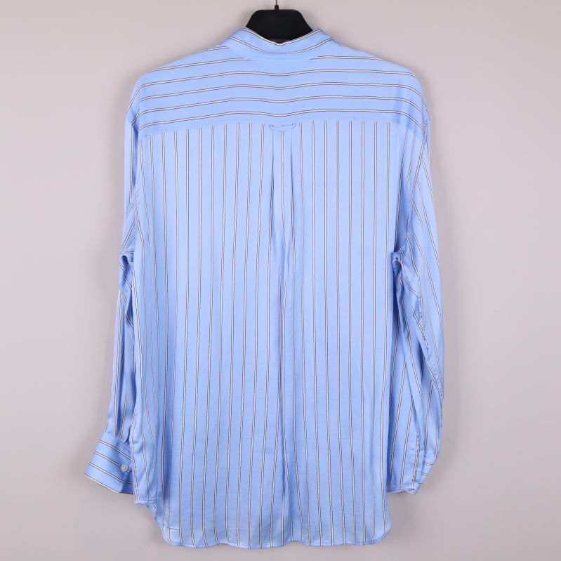 Baksidan av skjortan med vertikala ränder