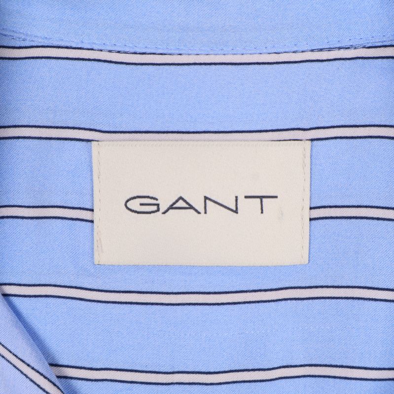 Närbild på GANT-logotypen inuti kragen