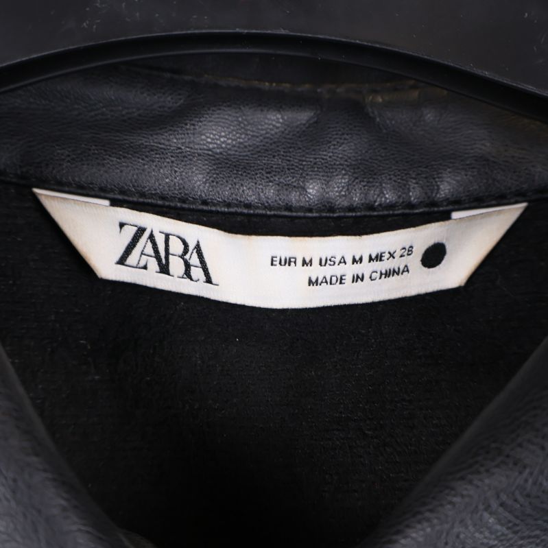 Närbild på Zara-etikett i blusens halsringning