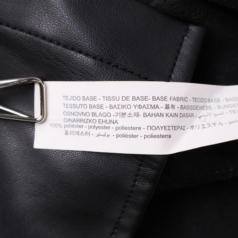 Materiallapp i blusen visar 100% polyester