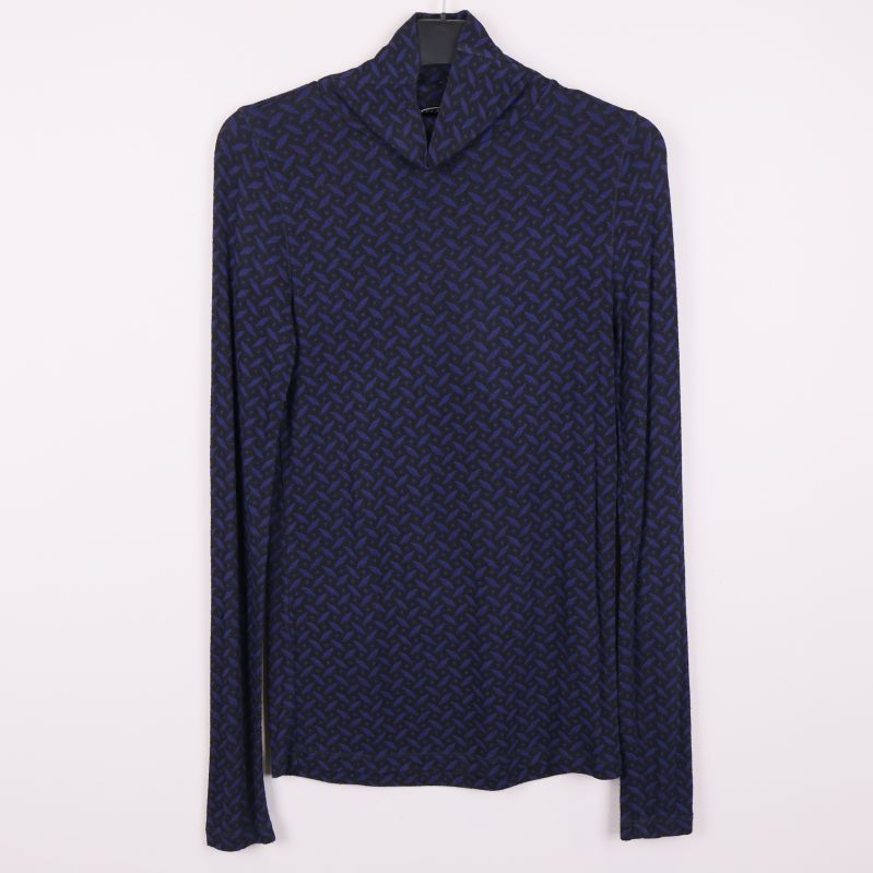 Långärmad polotröja med blått geometriskt mönster