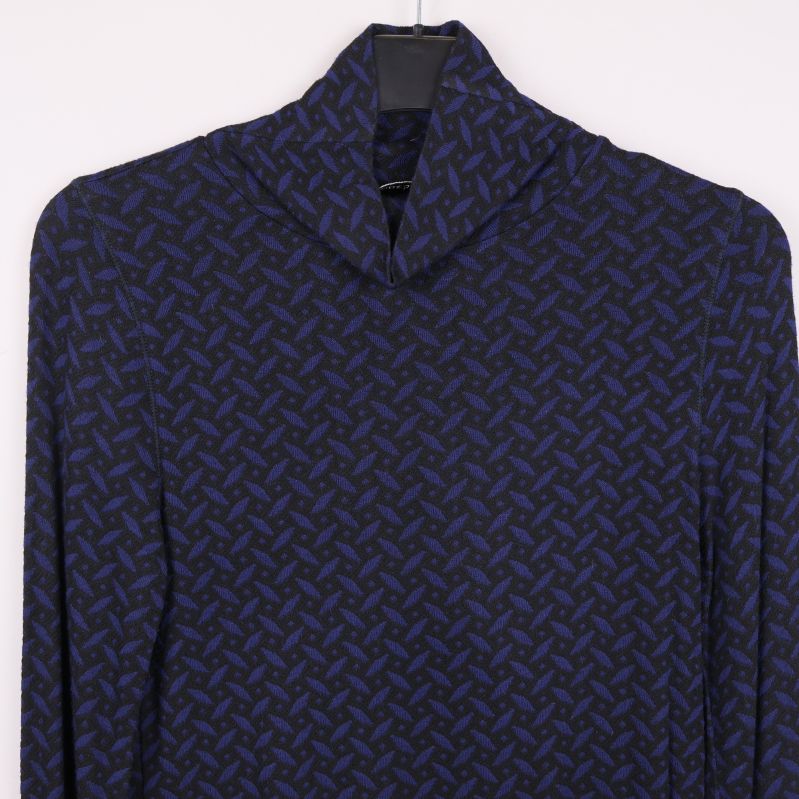 Närbild på kragen och mönstret på tröjan