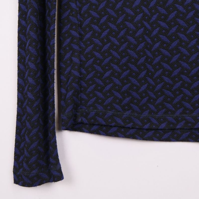 Tröjans nederkant och ärm i närbild