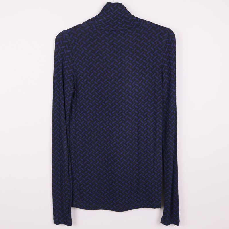 Baksidan på långärmad polotröja med blått mönster