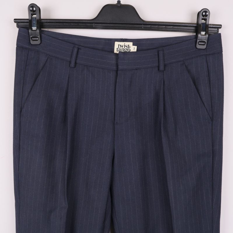 Framsida av mörkblå kritstrecksrandig kostymbyxa