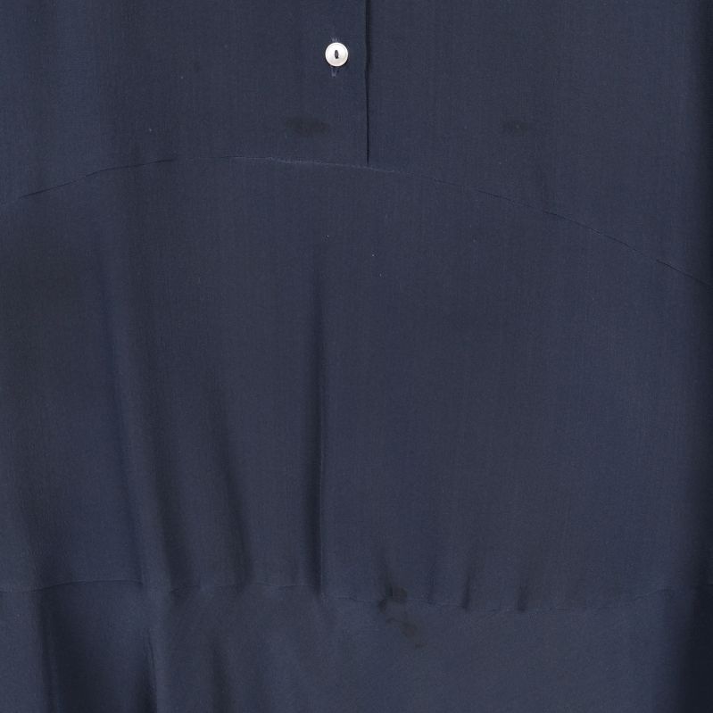 Närbild på fläckar på blusens framsida