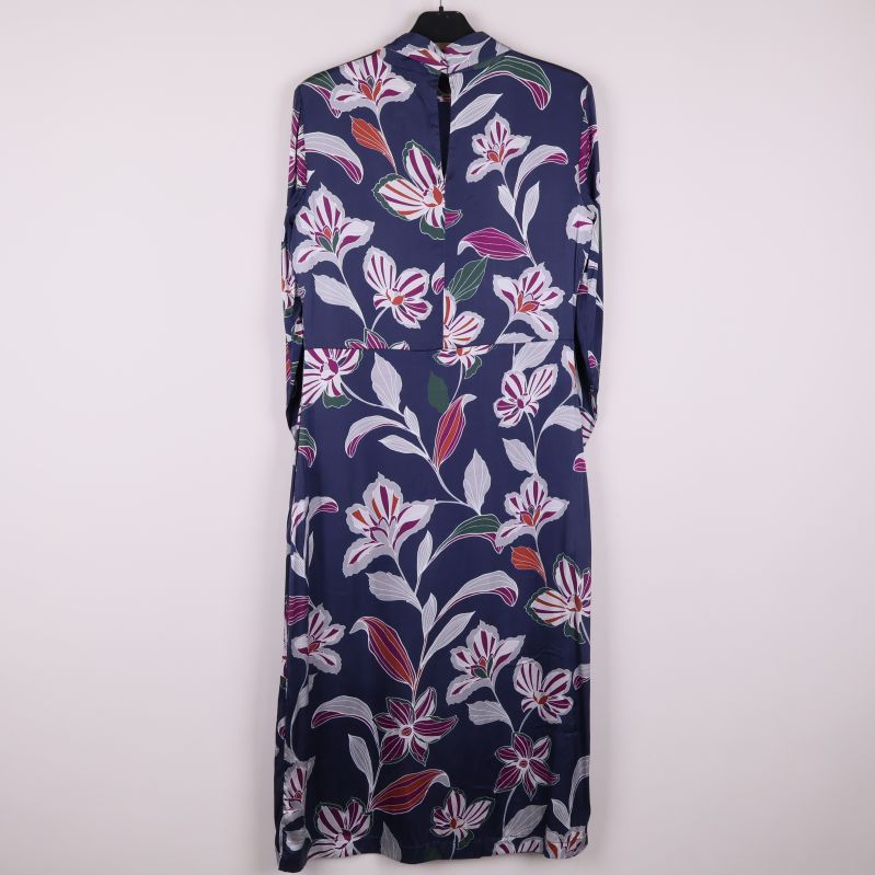 Bild på baksidan av blommig klänning