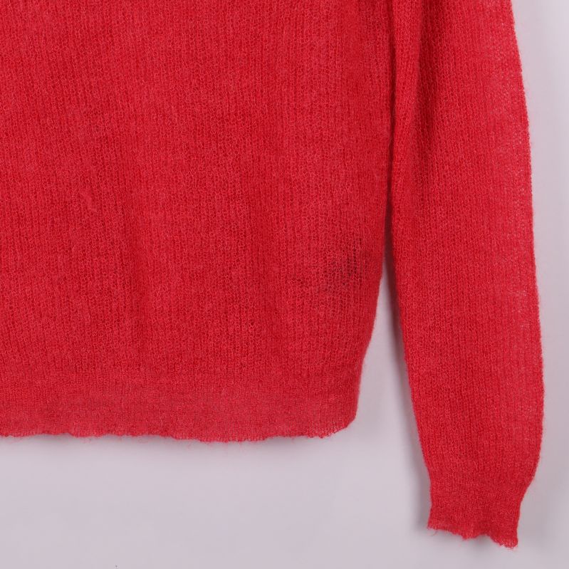 Nederkant på baksidan av röd stickad tröja