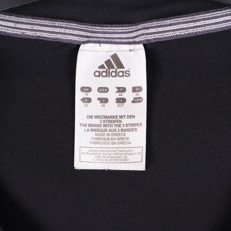 Närbild på storleksetikett från Adidas inuti linnet