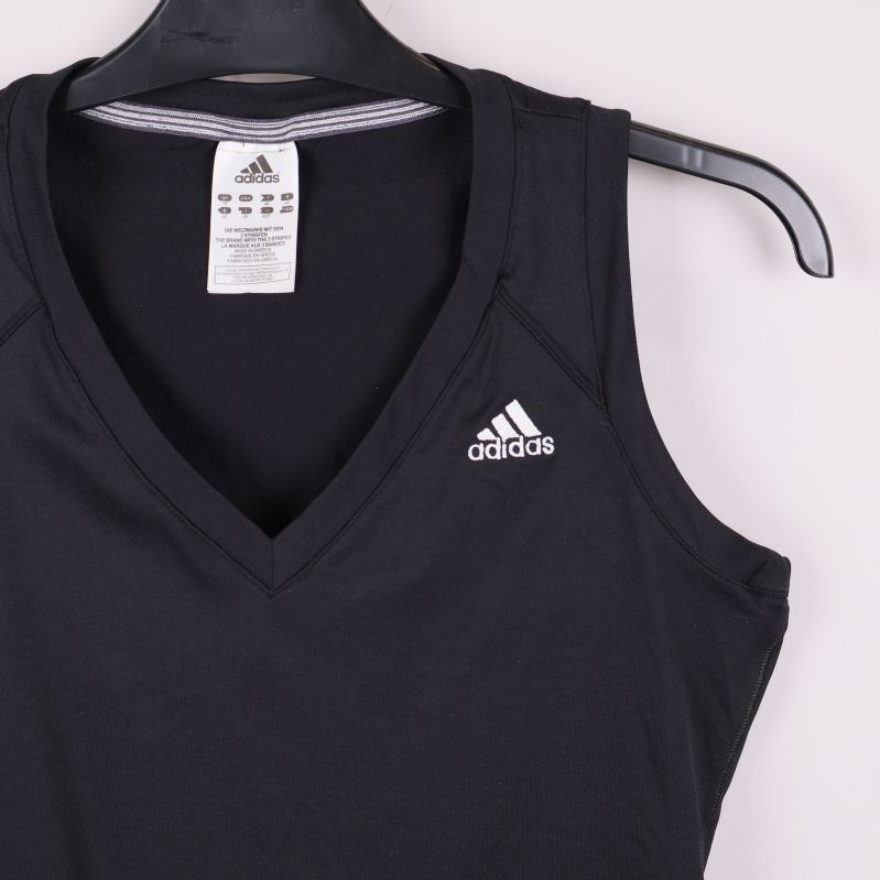 V-ringning och Adidas-logga på svart träningslinne framifrån