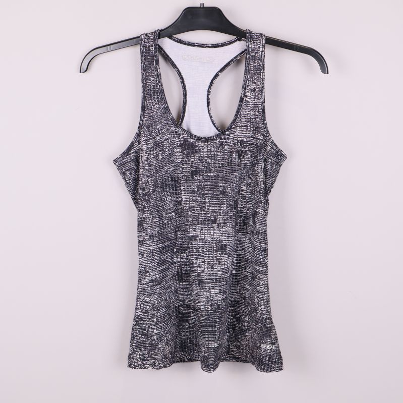 Framsida av svartvitt mönstrat sportlinne