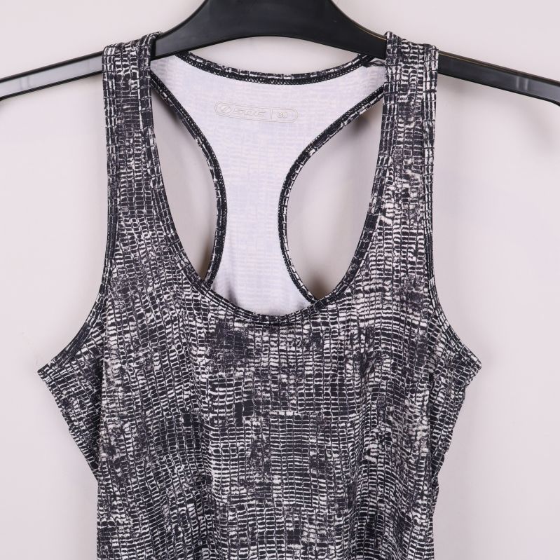 Detaljbild på ringning och axelband på sportlinne