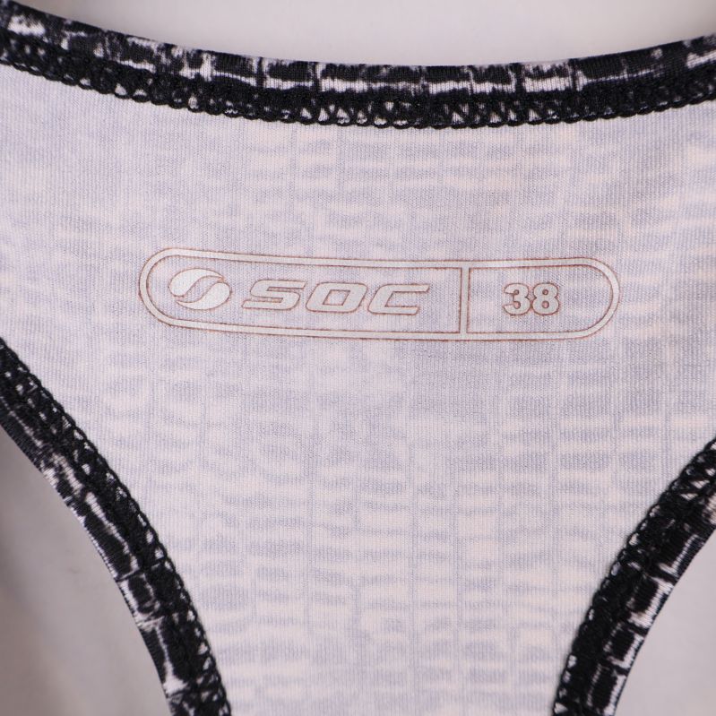Närbild på inre nacketikett med SOC och storlek 38