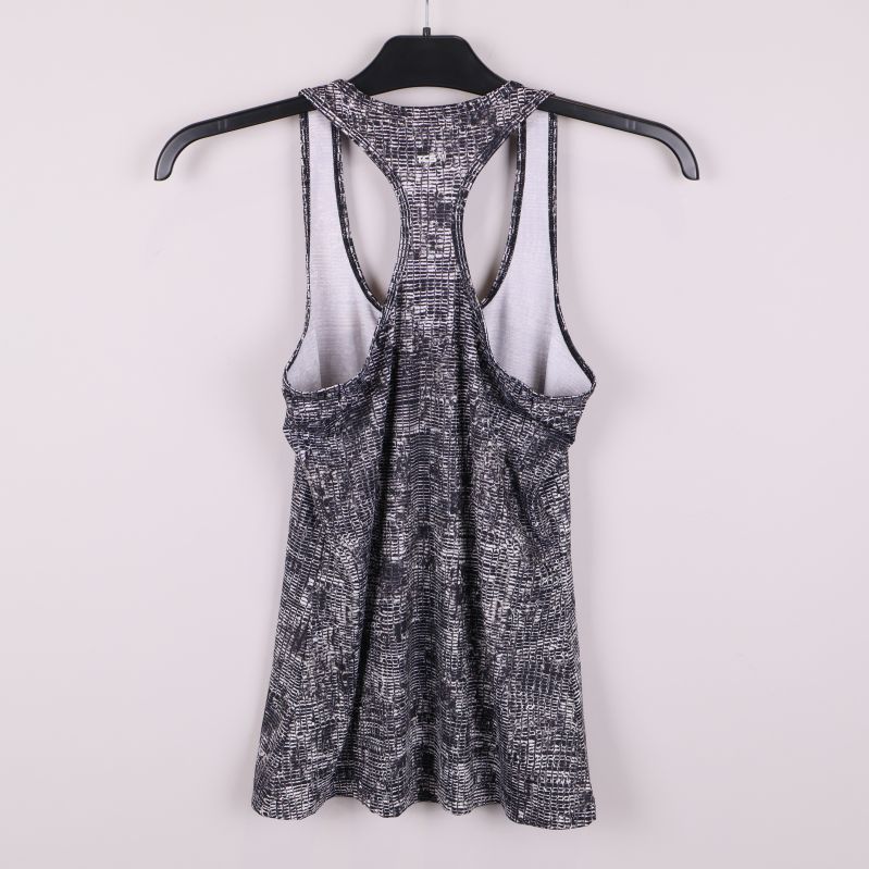 Baksida av svartvitt mönstrat sportlinne med brottarrygg