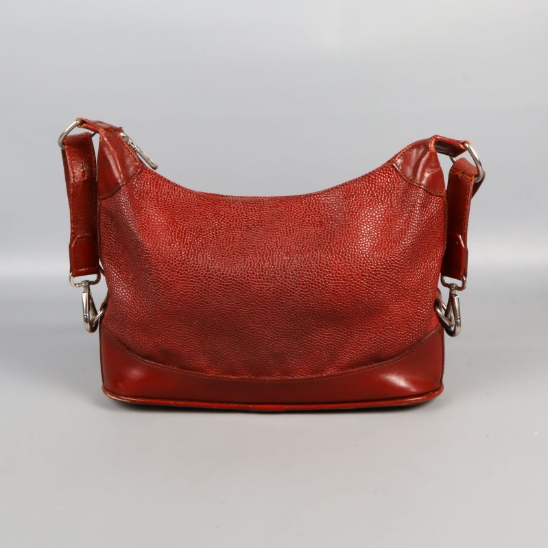 Röd axelremsväska sedd rakt bakifrån med mjuk botten