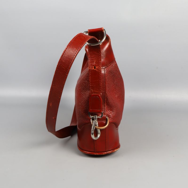 Röd axelremsväska sedd från höger sida med axelrem