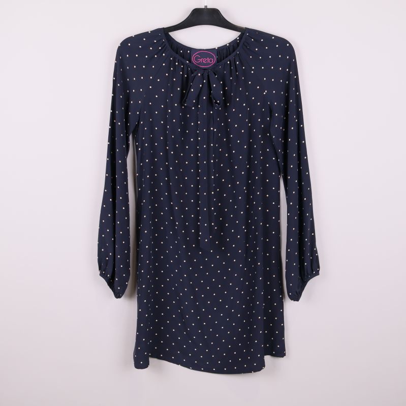 Framsida av prickig klänning