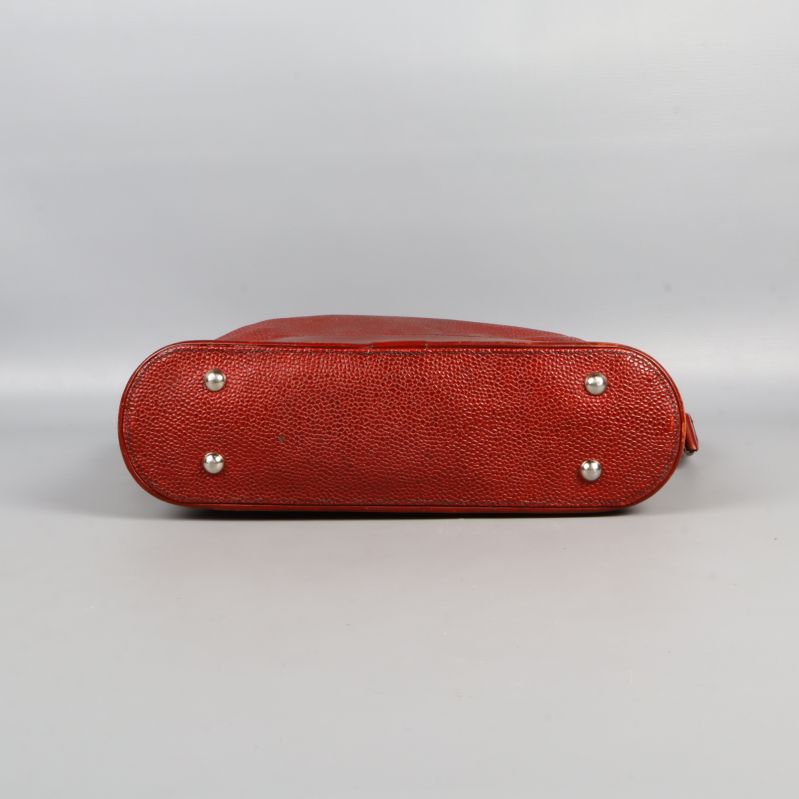 Botten på röd axelremsväska