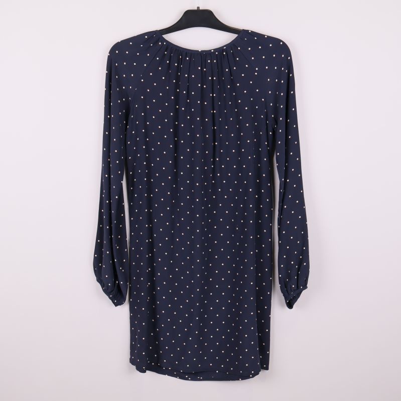 Baksida av prickig klänning 