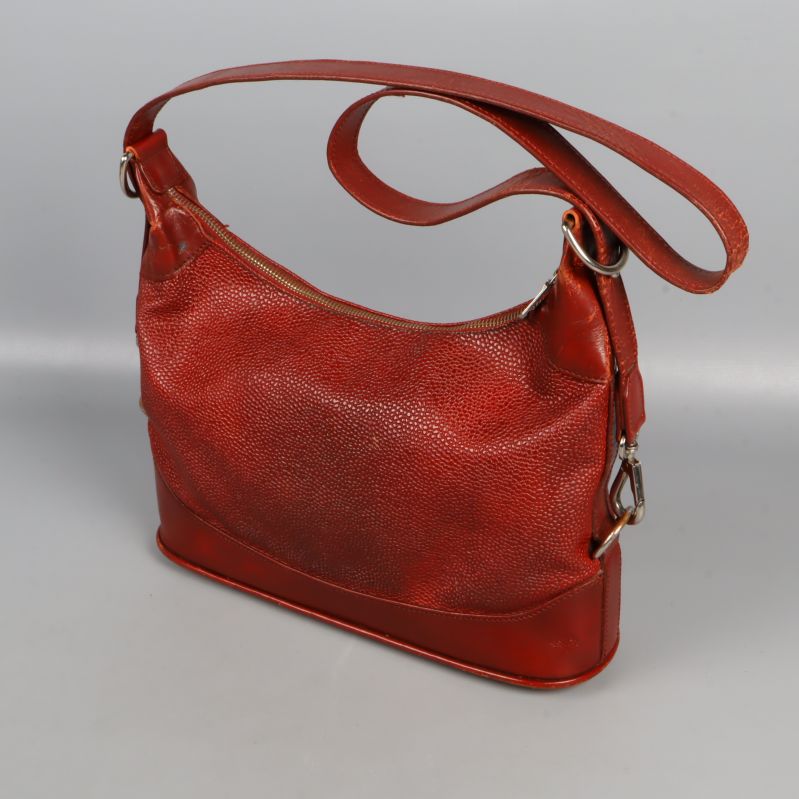 Röd axelremsväska sedd snett framifrån med lång rem