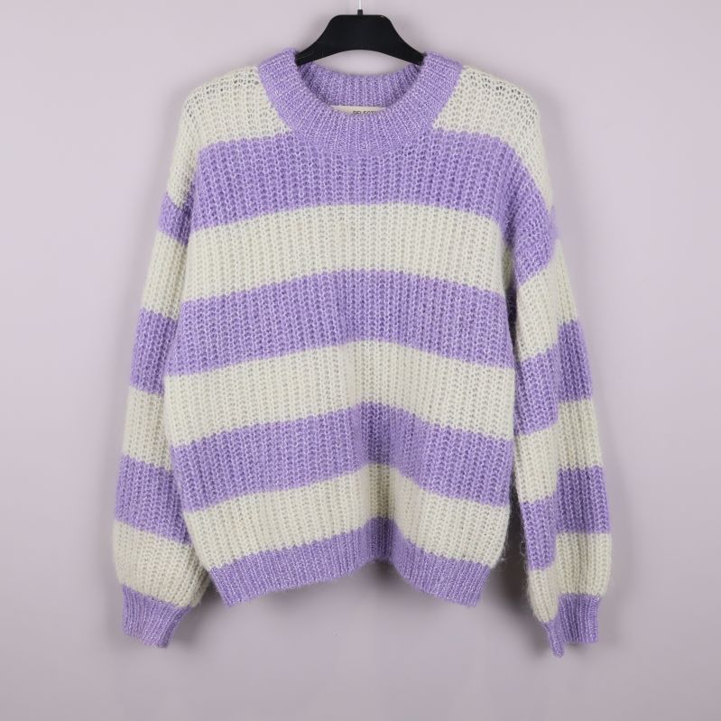 Stickad tröja med lila och vita breda ränder