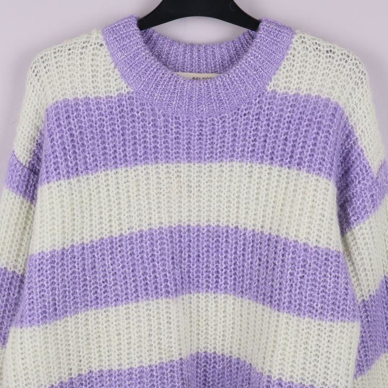 Närbild på överdelen av lila och vitrandig stickad tröja