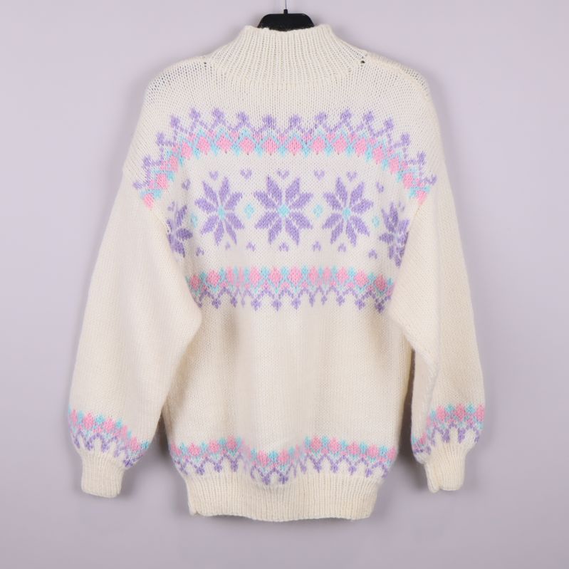 Stickad tröja med pastellmönster bakifrån
