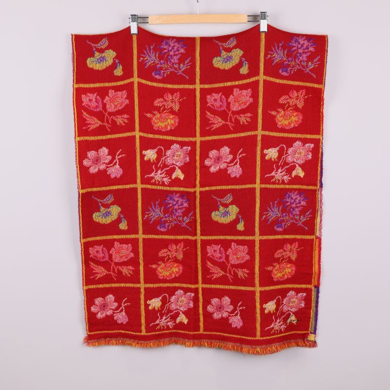 Flerfärgad halsduk i rött med blommigt och rutigt mönster