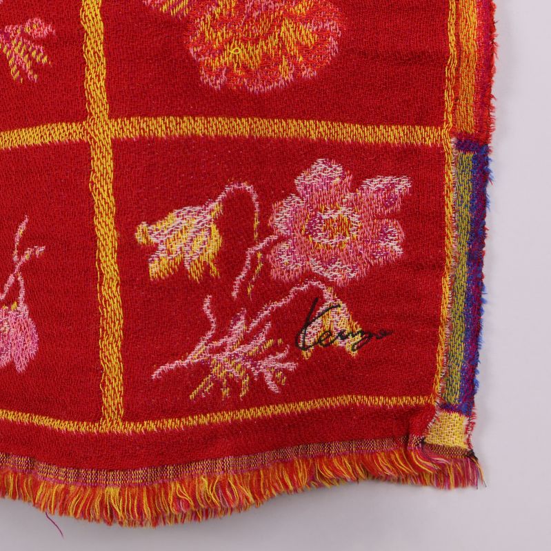 Flerfärgad halsduk närbild på logo