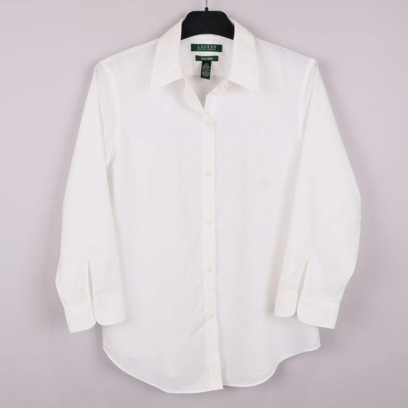 Helbild av vit långärmad skjorta med krage och knappar