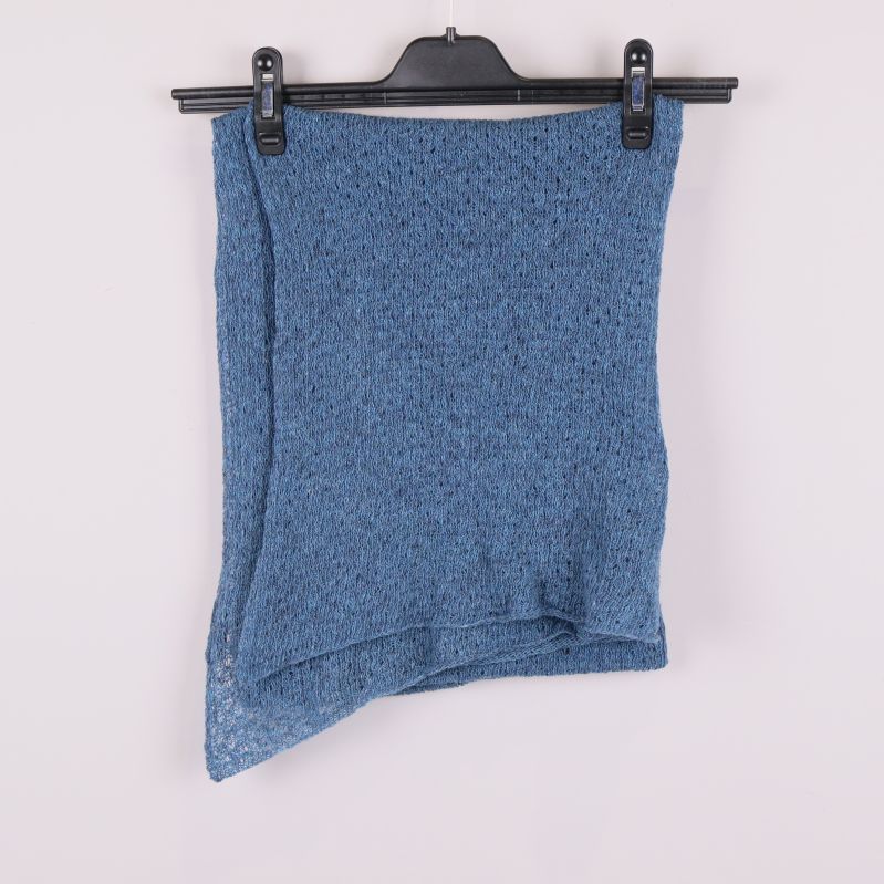 Blå stickad halsduk vikt