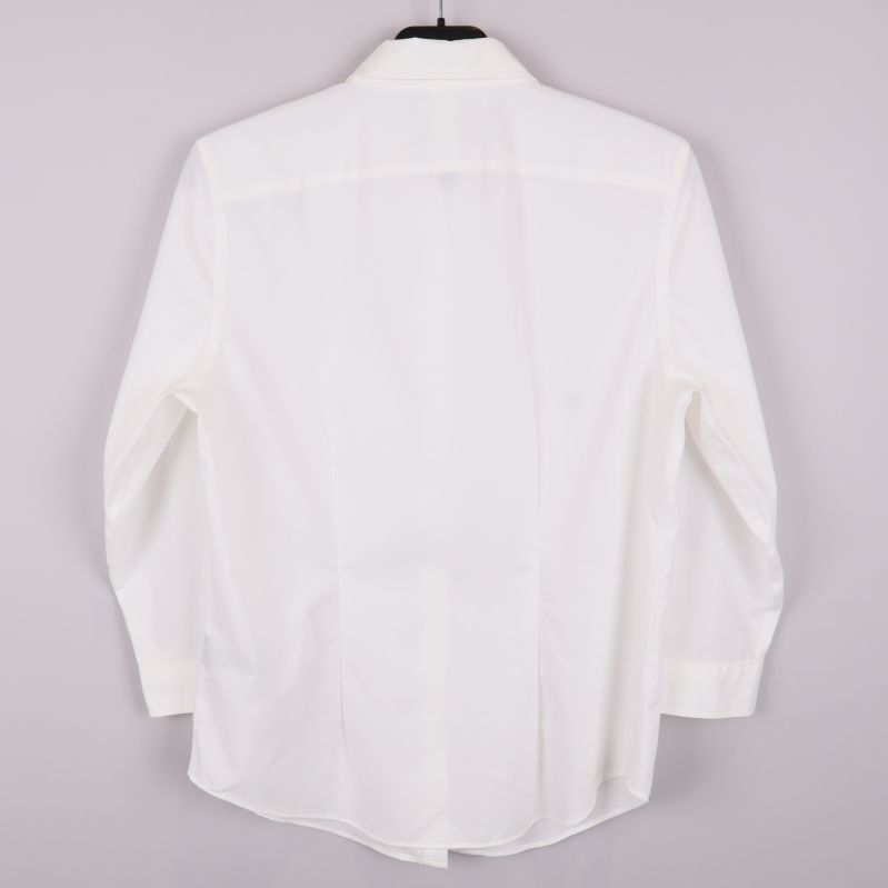 Baksida av vit långärmad skjorta med rakt snitt