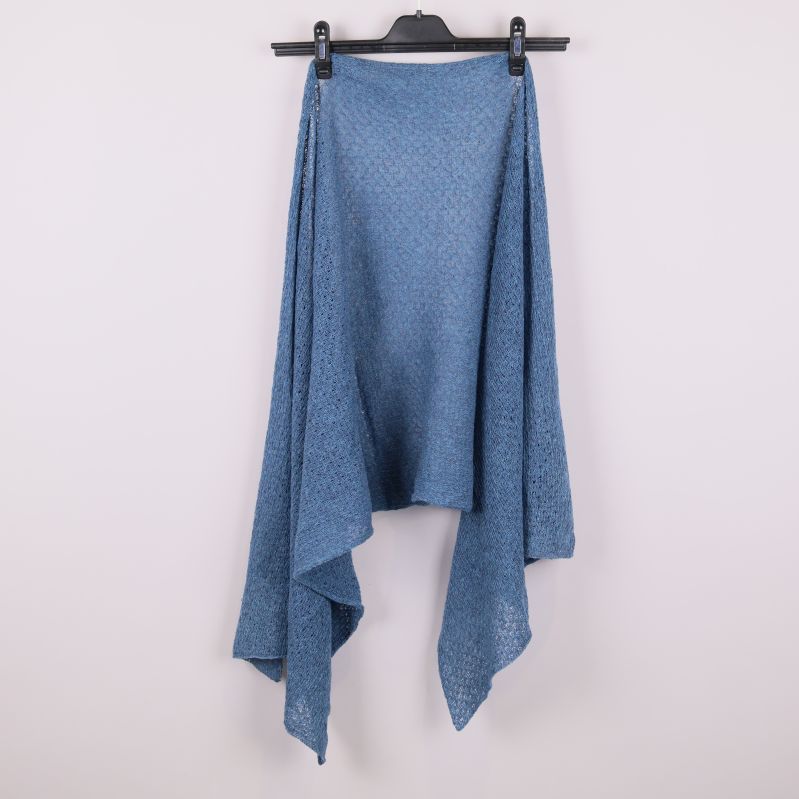Blå stickad halsduk upphängd med avslappnat fall