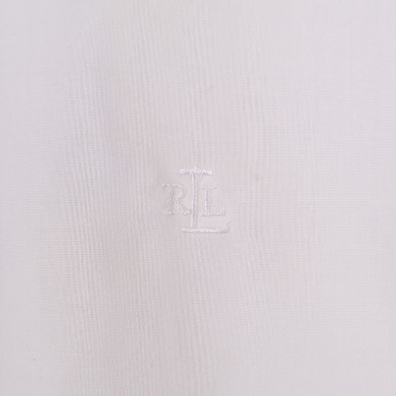 Diskret vit RL-brodyr ton i ton på skjortans bröst