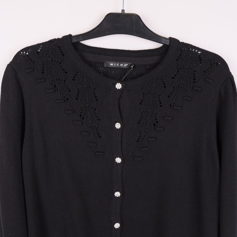 Närbild på koftans överdel och fina knappar